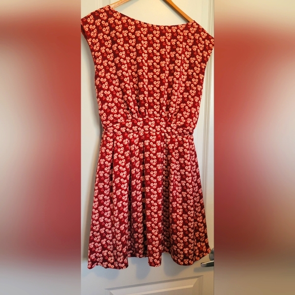 Elegant Red and White Midi Dress - Picture 1 of 15